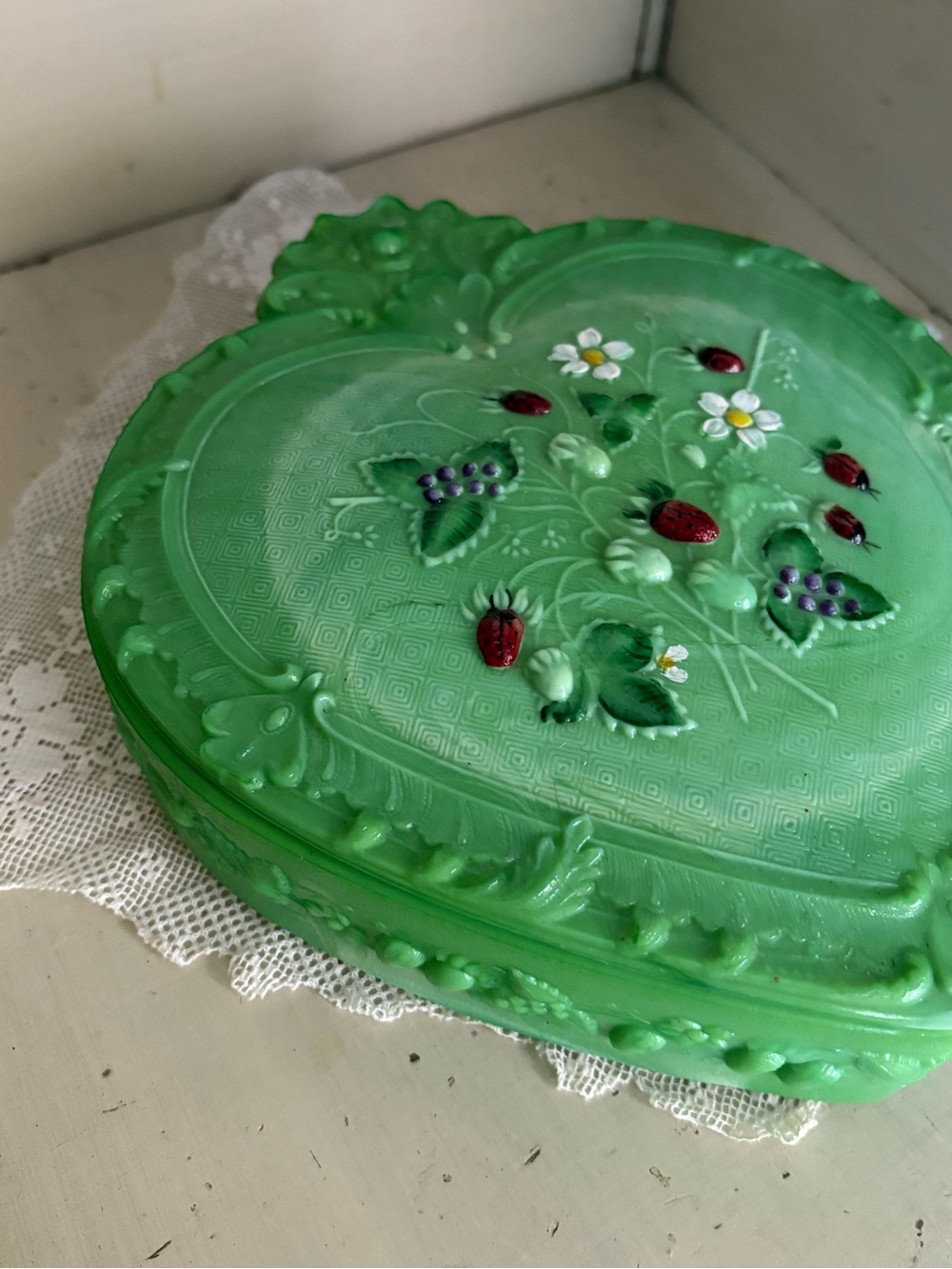 Fenton Chameleon Ladybug Glass heart shape box Green